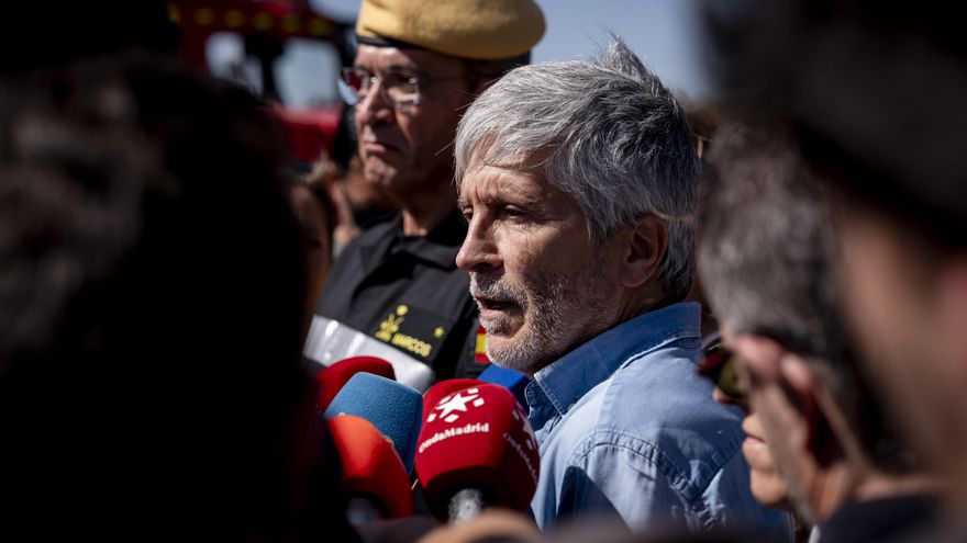 El ministro del Interior, Fernando Grande-Marlaska, atiende a los medios este viernes en el puesto de mando avanzado del incendio.