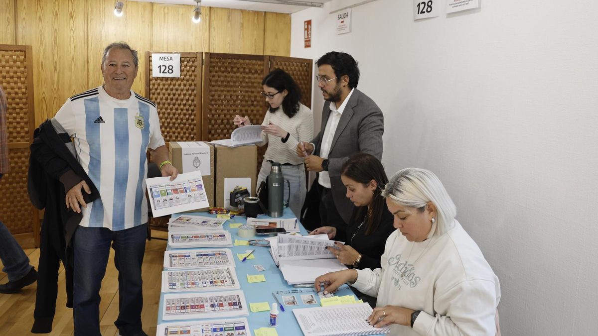 Los argentinos residentes en Madrid votan para las elecciones legislativas que se celebran en el país, este domingo, en unos comicios en los que se renovará la mitad de la Cámara de Diputados y un tercio del Senado.