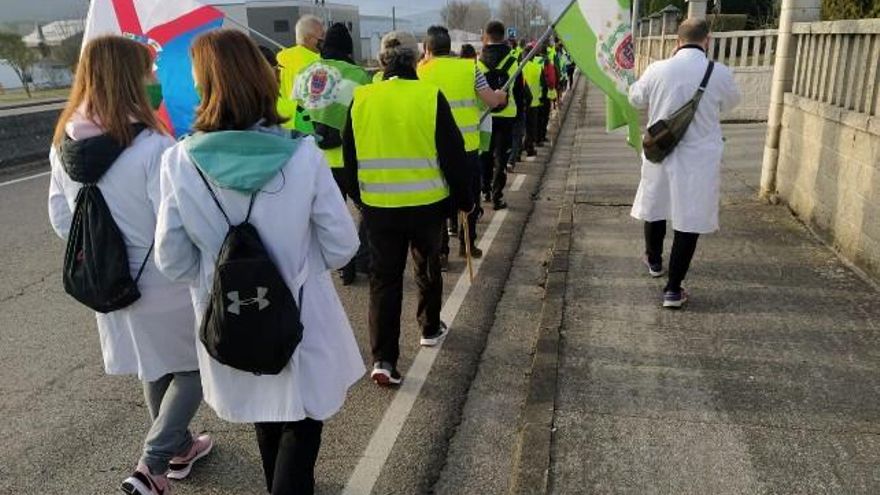 La comitiva esta mañana hacia Ponferrada. / Foto Abel Aparicio