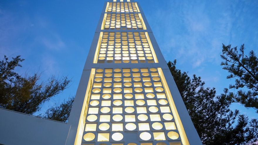 La torre de la iglesia de Schamann ya luce tras su restauración