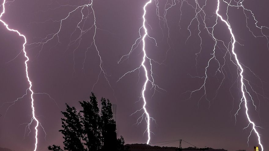 Las tormentas dejan más de 5.300 rayos en las últimas seis horas en la península