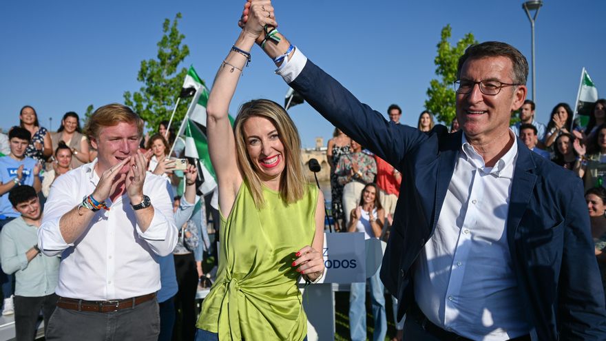 (I-D) El candidato a la Alcaldía de la localidad, Ignacio Gragera, la presidenta del PP de Extremadura y candidata a la Presidencia de la Junta, María Guardiola, y el presidente del PP, Alberto Núñez Feijóo.