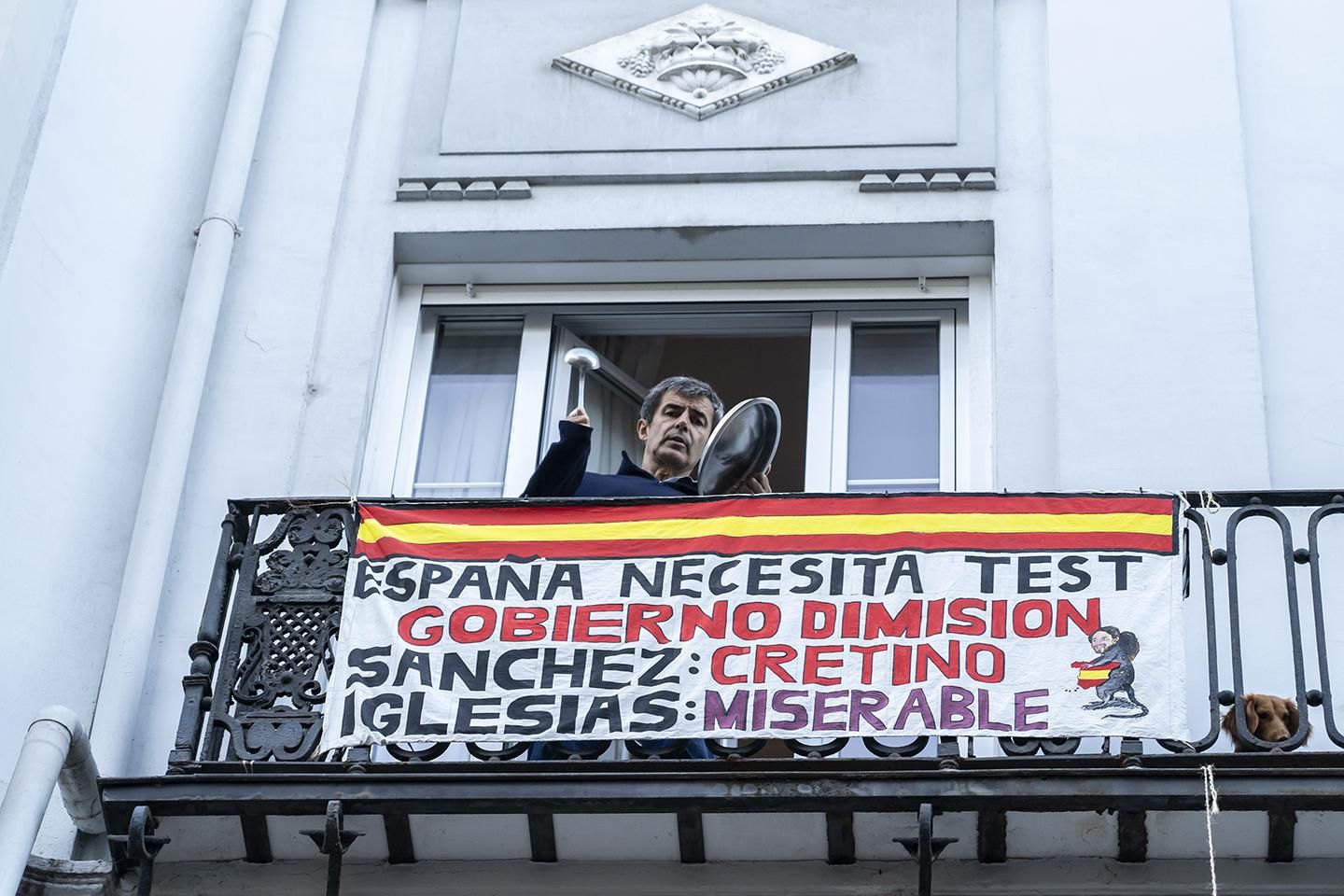 La calle Hernán Cortés de Santander, epicentro de las manifestaciones no autorizadas, caceroladas y las protestas de la extrema derecha contra el Gobierno de España. | JOAQUÍN GÓMEZ SASTRE