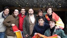 Santiago Abascal con unos jóvenes en la manifestación de Colón