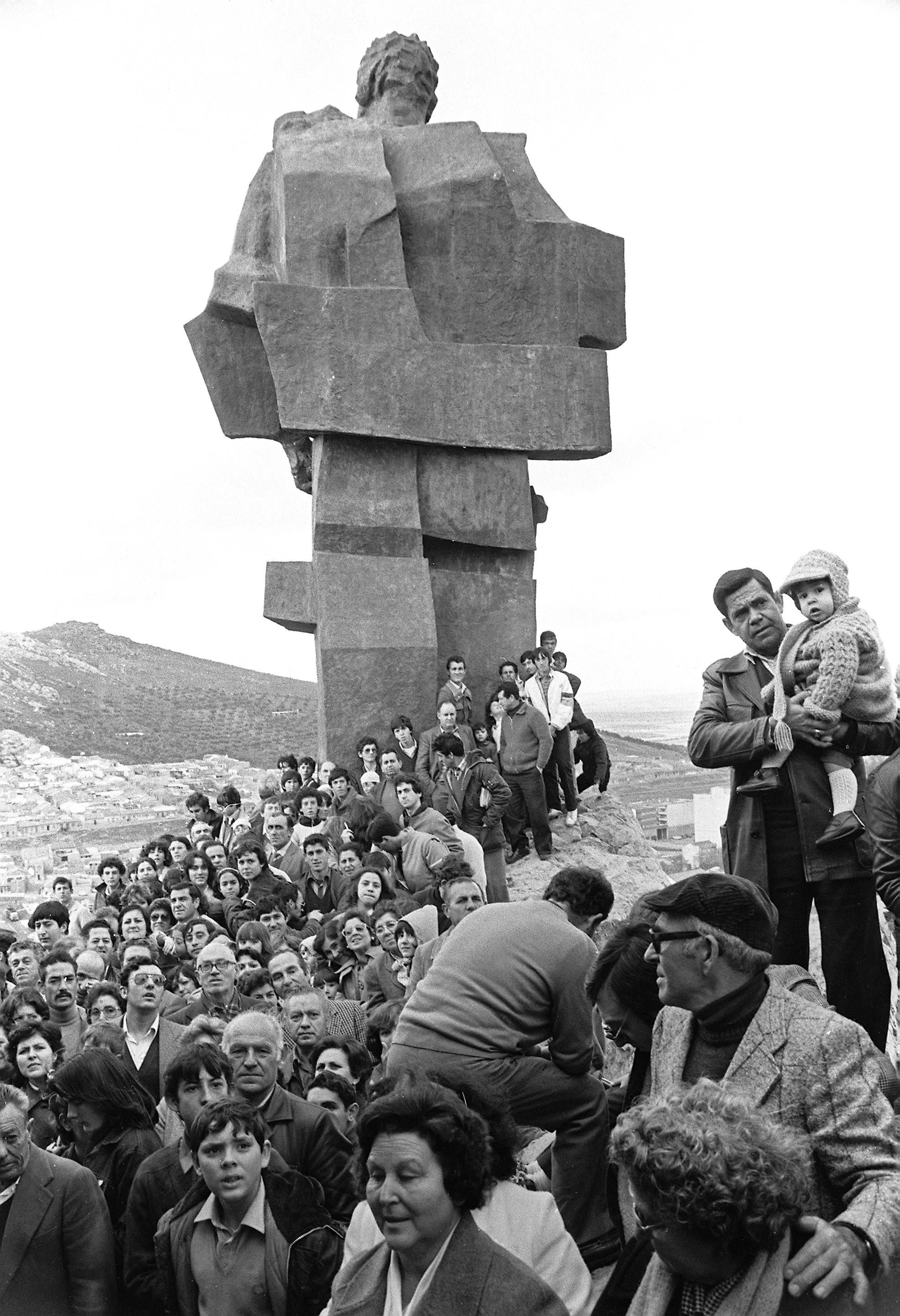 Inauguración del monumento al minero en Puertollano (Ciudad Real), obra de Pepe Noja, en febrero de 1983