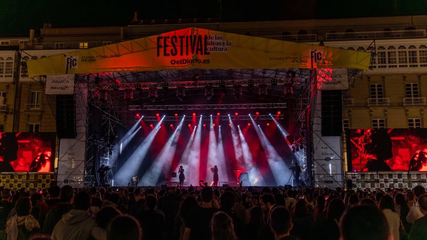 Fillas de Cassandra frentes a miles de personas durante su actuación en el FIC2023