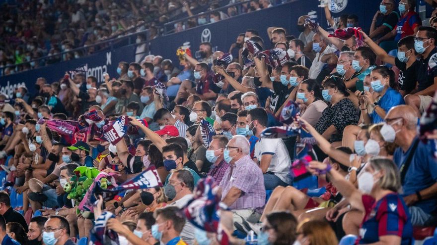 Público en un partido del Levante UD en el estadio Ciutat de València.
