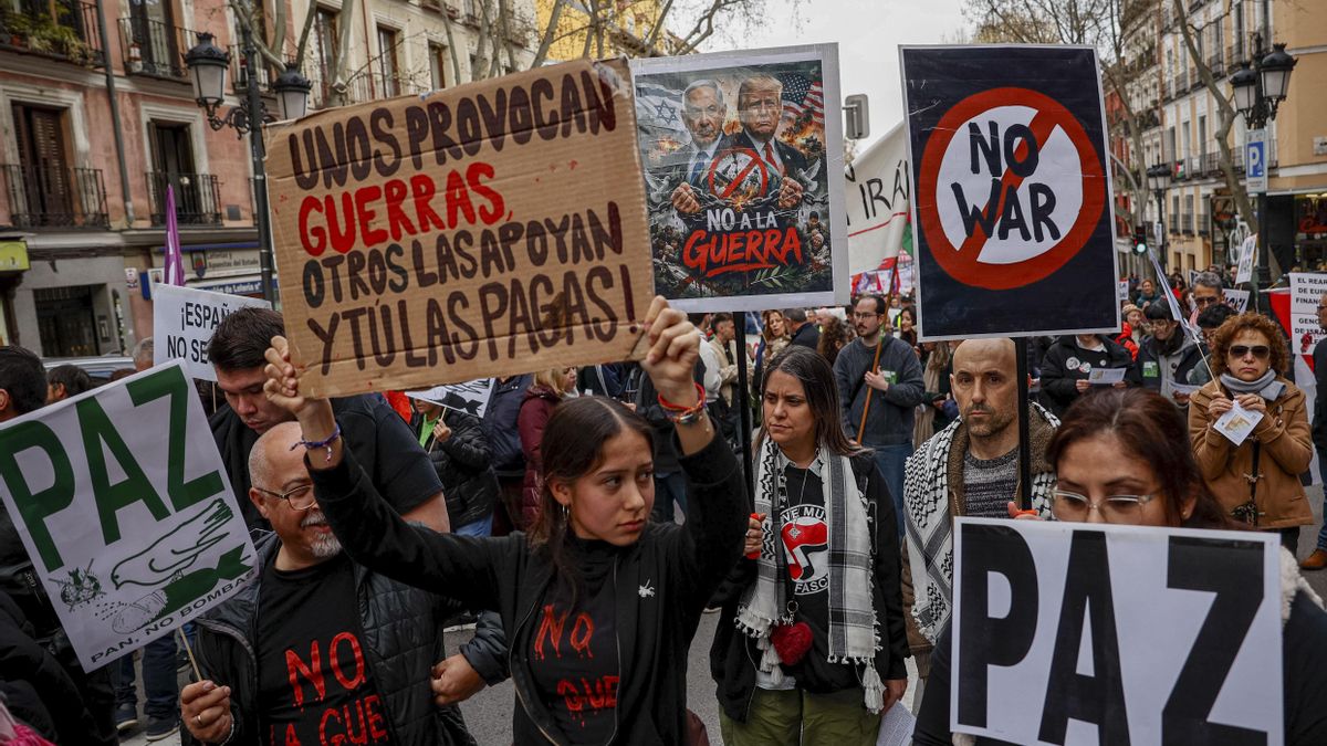 Manifestación bajo el lema “No a la guerra”, convocada por la Asamblea Internacionalista de Madrid, celebrada este sábado en Madrid. 