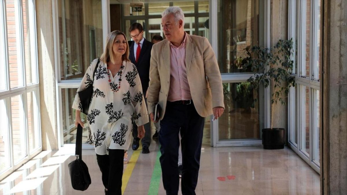 La consellera de Educación, Carmen Ortí, acompañada por el secretario autonómico, Daniel McEvoy.