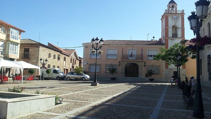 Plaza de la Paz y Ayuntamiento de Villarta de San Juan