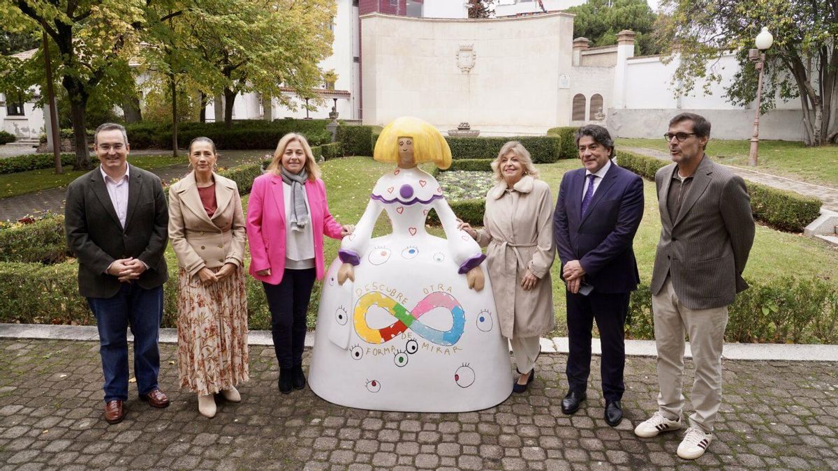 Almeida gasta 60.000 euros de dinero público en comprar réplicas de 'meninas policía' al impulsor de la idea