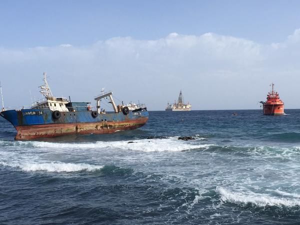 Barco encallado en Las Palmas de Gran Canaria. @AgustinDLorenzo