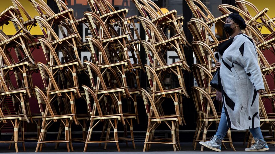 Un viandante pasa ante la terraza cerrada de un café en París. EFE/EPA/IAN LANGSDON