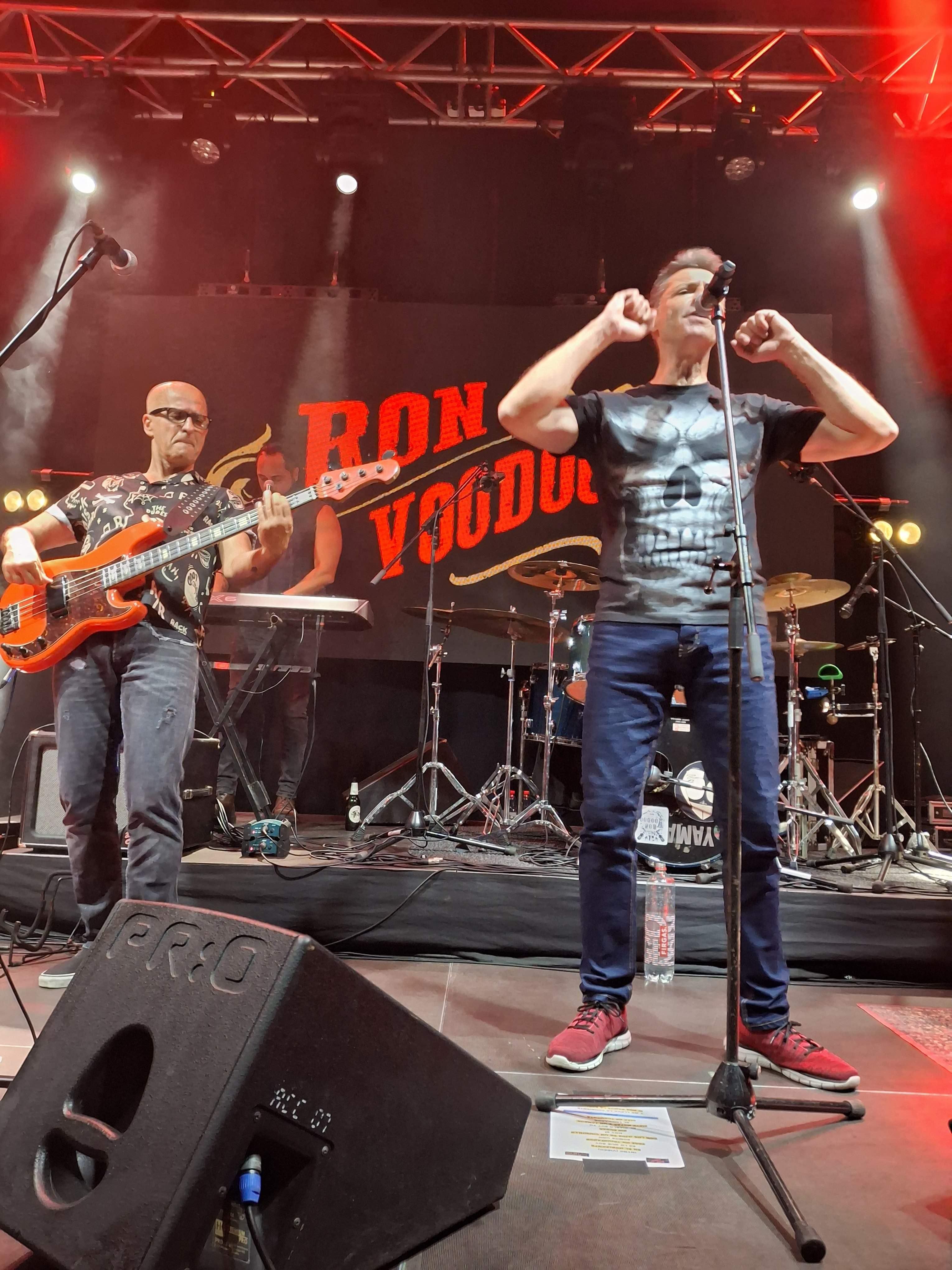 Juanma Rodríguez, letrista, vocalista y coautor de las composiciones musicales junto a Javier González, el bajista de Ron Voodoo.