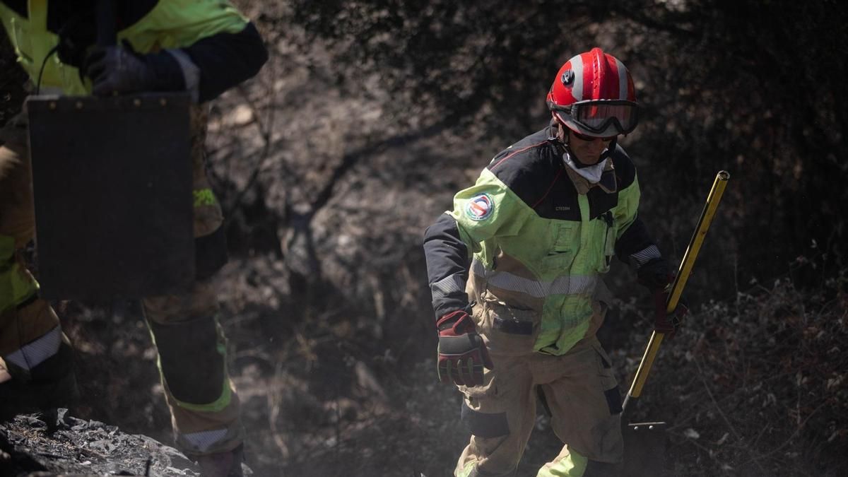 Un amplio dispositivo permanece en el incendio de Niebla para lograr controlar el fuego tras 11 días activo