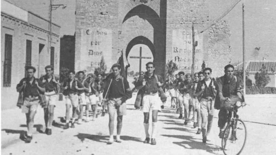 Centuria del Frente de Juventudes desfilando delante de la Puerta de Toledo de Ciudad Real.