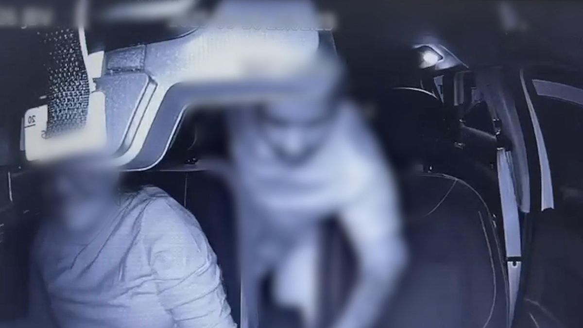 El atracador, en el momento del robo a la taxista en Vecindario.