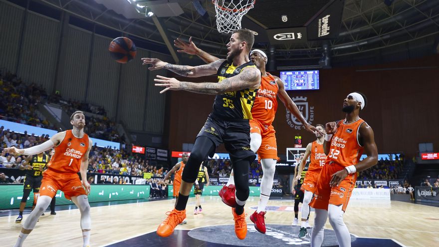 El Lenovo Tenerife vuelve a ceder ante un buen Valencia Basket