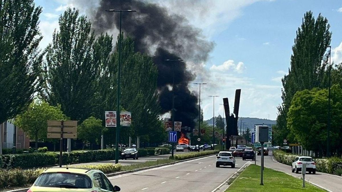 Los bomberos extinguen un incendio en un camión de palés en Valladolid que no deja heridos