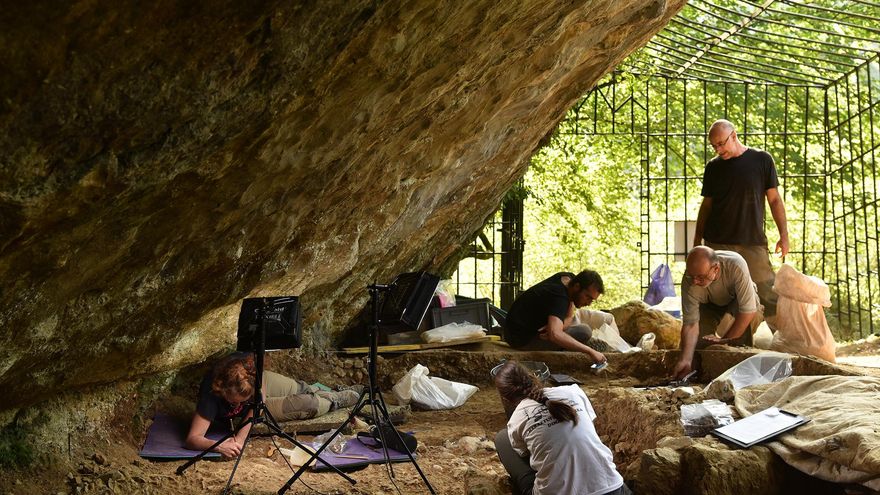 Investigadores cántabros descubren restos neandertales de hace 100.000 años en el yacimiento vasco de Axlor