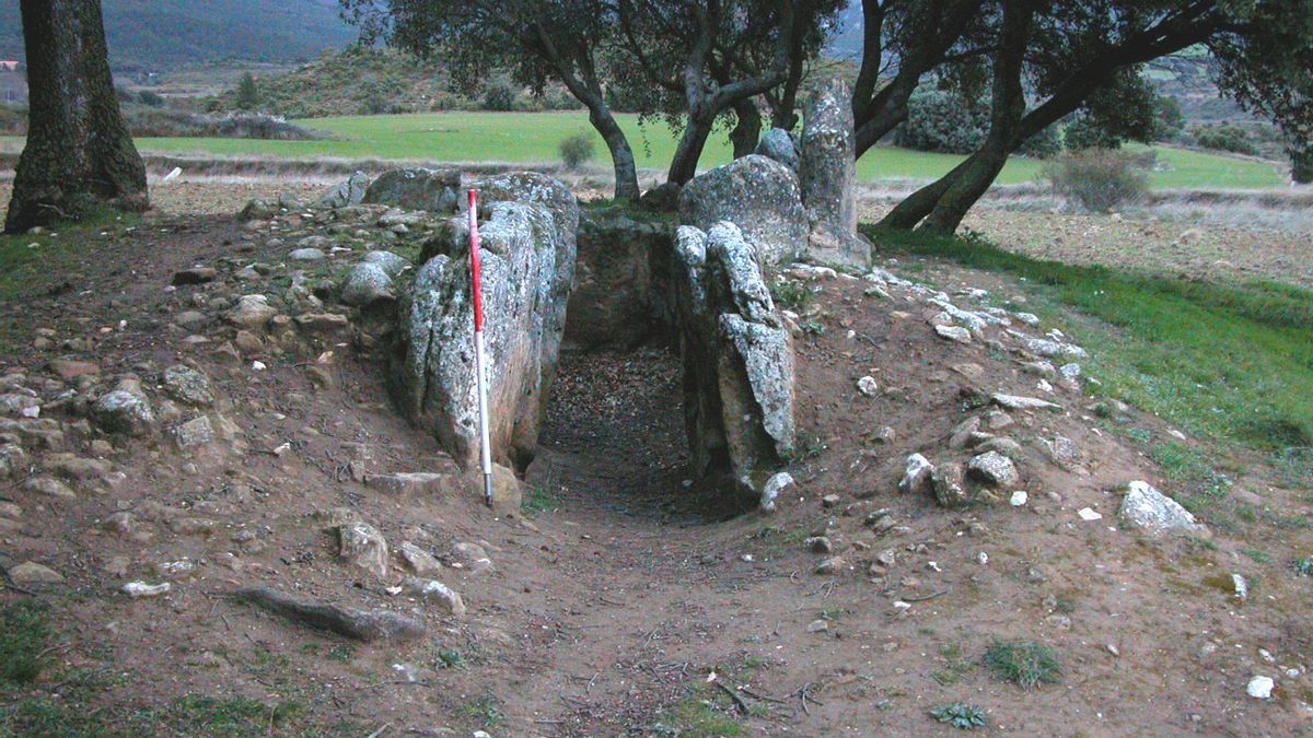 Descubierto en 1956, este dolmen de forma ovalada albergaba 13 losas y un rico ajuar