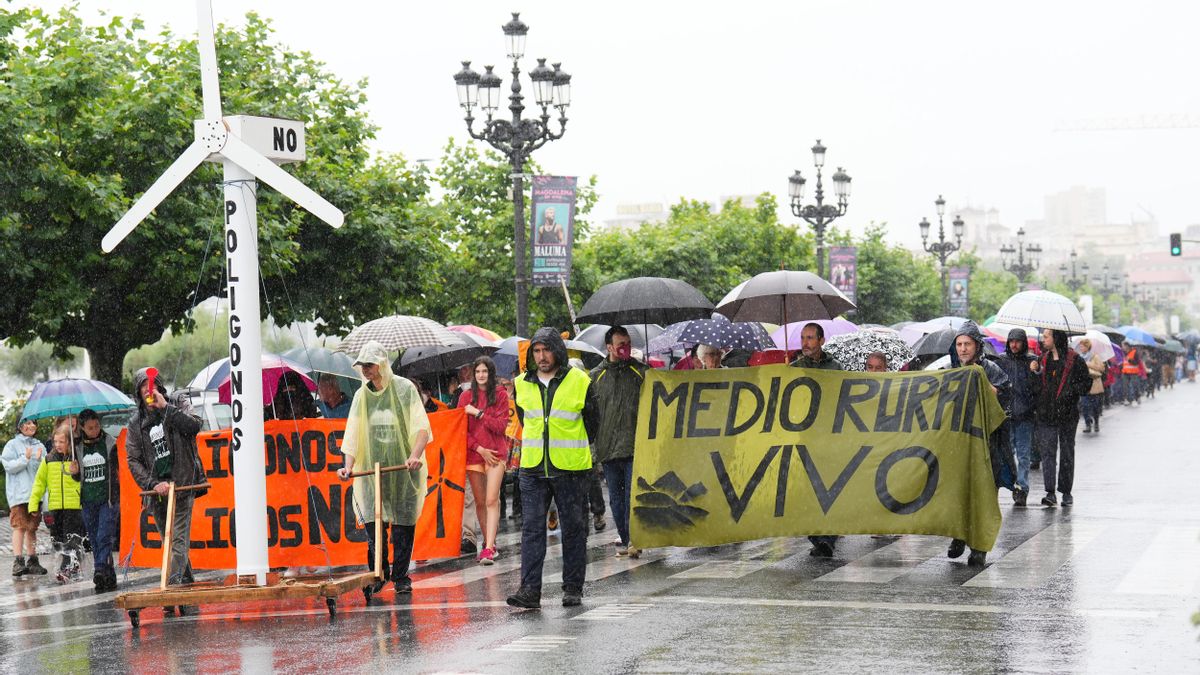 Cabecera de una marcha para protestar contra la implantación de polígonos eólicos