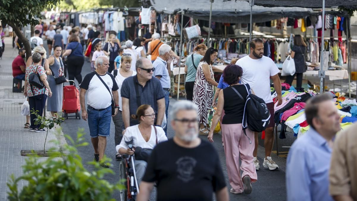"Da alegría solo de ver más gente": el mercadillo del Sector Sur estrena ubicación esperando mejorar ventas pese a reducir el tamaño de los puestos