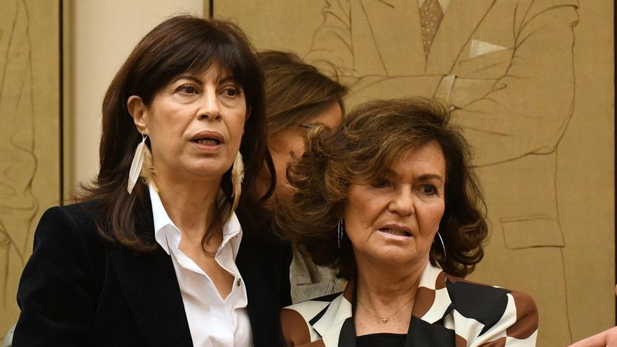 La ministra de Igualdad, Ana Redondo, junto a la presidenta de la Comisión, Carmen Calvo, durante la Comisión de Igualdad en el Congreso, este jueves