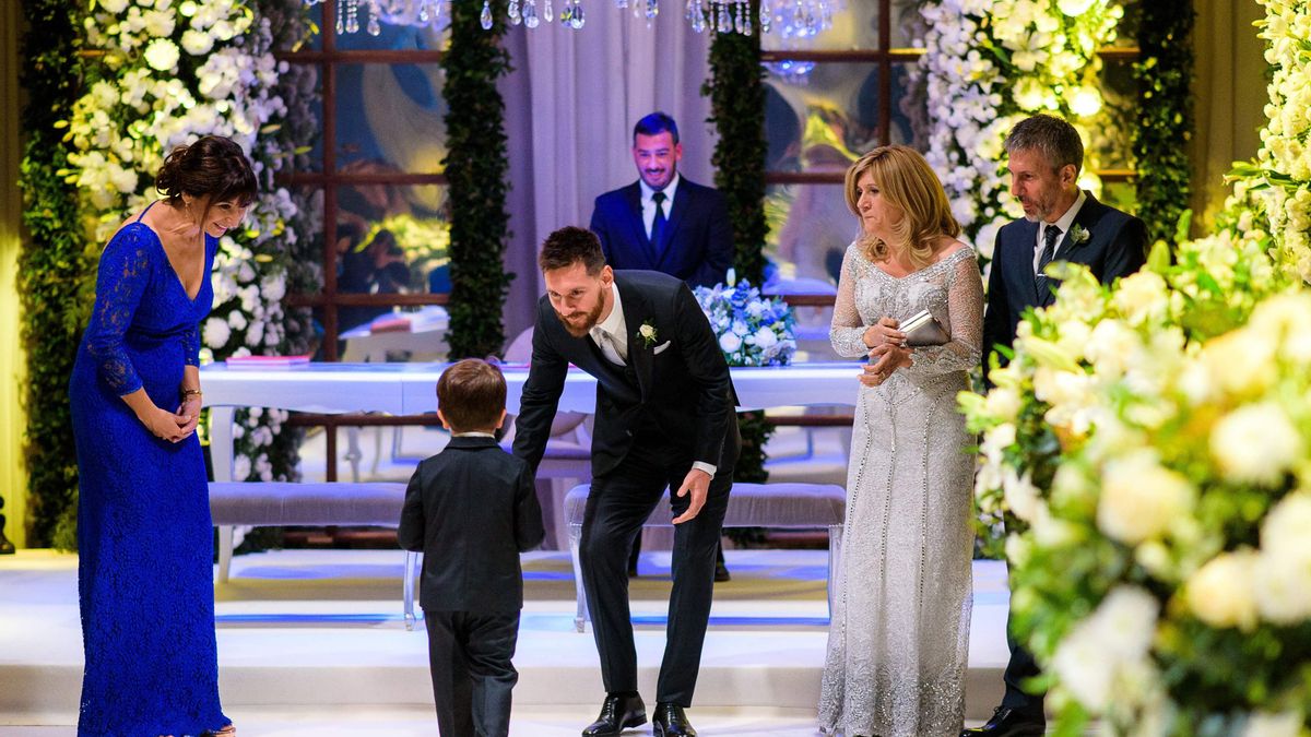 Jorge Horacio Messi y Celia Maria Cuccittini en el casamiento de Leo y Antonella, el 30 de junio de 2017, mientras Thiago le acerca los anillos a su papá.