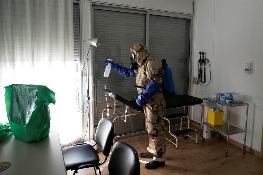 Efectivos del Ejército de Tierra, con trajes de protección, realizan labores de desinfección en el centro de salud de Anaga