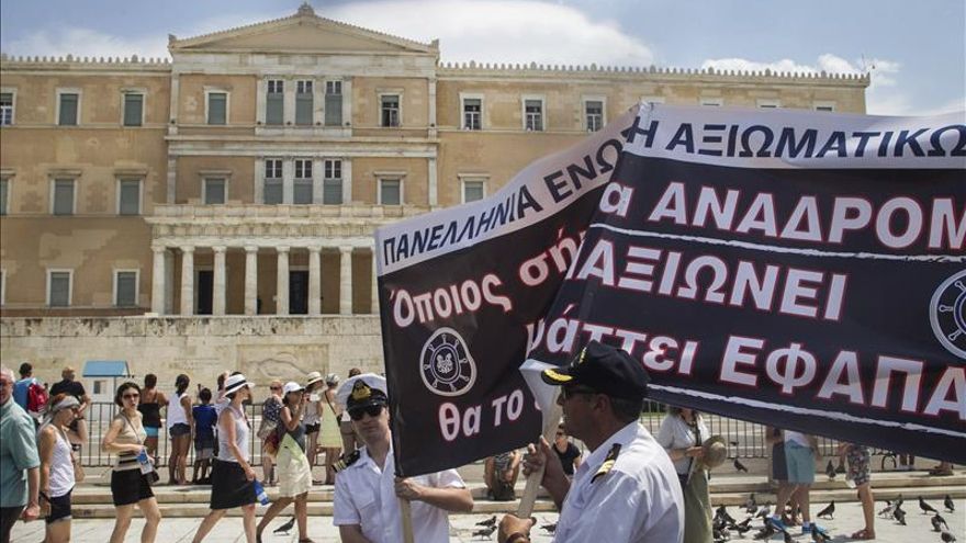 Grecia aprueba nuevo paquete de leyes para recibir el próximo tramo de ayuda