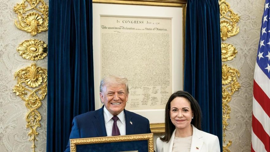 Fotografía tomada a través de rastreo de redes que muestra al presidente de Estados Unidos, Donald Trump, posando junto a la líder opositora venezolana María Corina Machado este jueves, en Washington (EE.UU). Machado entregó a Trump la medalla del Premio Nobel de la Paz, enmarcada con un mensaje de "gratitud" del pueblo venezolano por sus acciones para lograr "su libertad". EFE/ Rastreo de Redes /SOLO USO EDITORIAL/ SOLO DISPONIBLE PARA ILUSTRAR LA NOTICIA QUE ACOMPAÑA (CRÉDITO OBLIGATORIO)