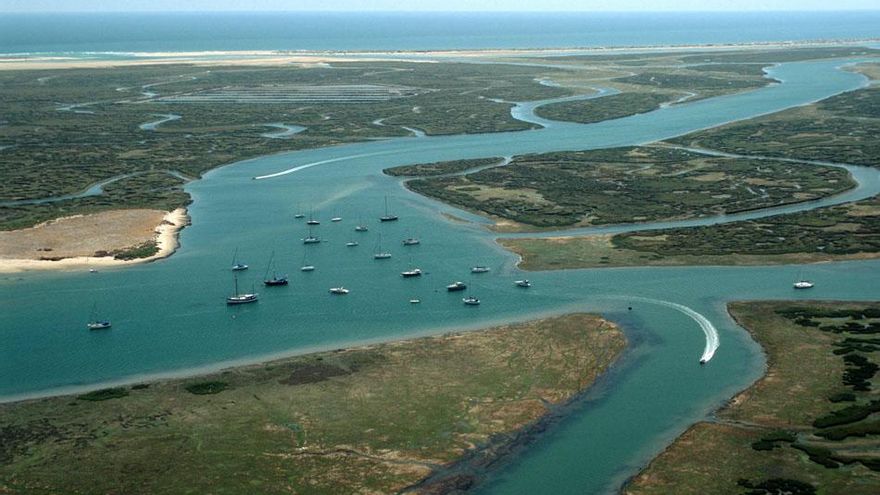 El rincón natural repleto de lagunas con aguas transparentes, playas vírgenes y pueblos costeros en la costa oriental del Algarve portugués