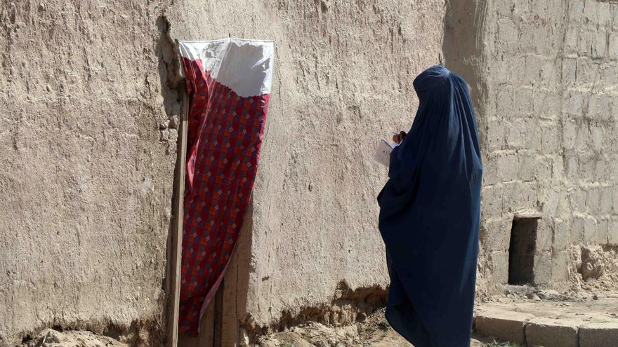 Los talibanes impiden a trabajadoras humanitarias ejercer su labor en Afganistán