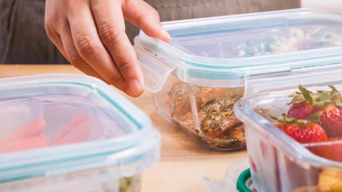 Una persona preparando tuppers