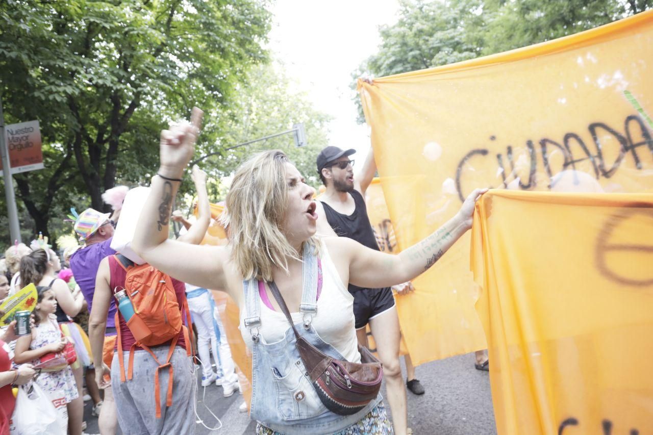 Tras la performance de El cuento de Le ciudadane, los asistentes se han colocado delante de Ciudadanos durante el camino / Marian Leon