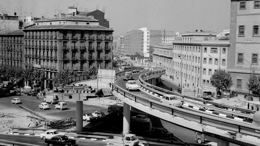 Vista del paso elevado de la Glorieta de Atocha, inaugurado por el ministro de Obras Públicas y con asistencia del Alcalde de Madrid y otras personalidades. EFE