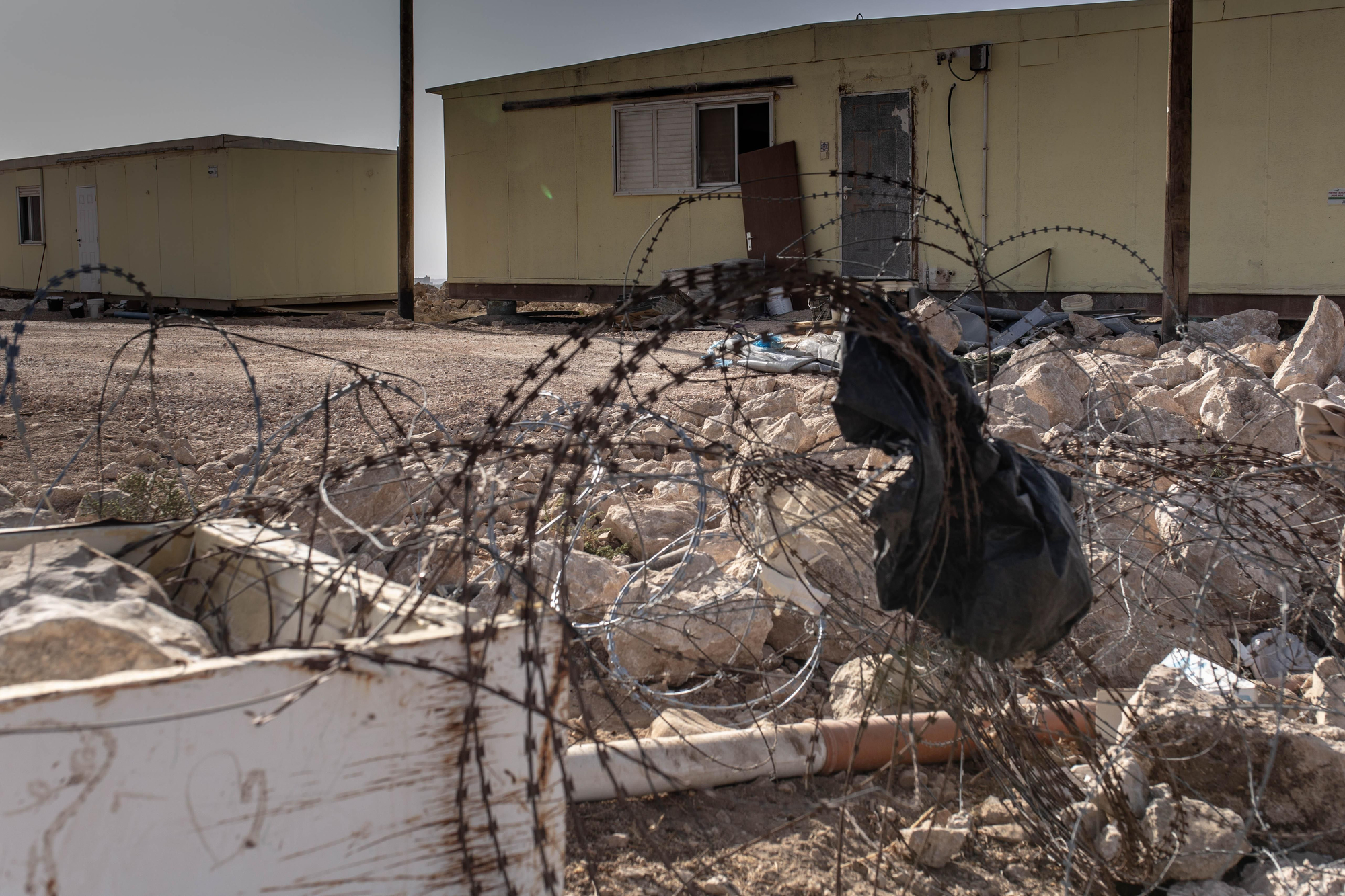 Casas prefabricadas que los colonos han puesto junto a la aldea de Umm al Jeir, creando así un puesto de avanzada que podría crecer y convertirse en un futuro asentamiento.