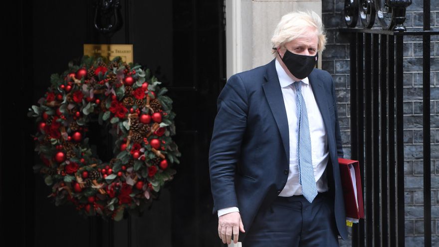 Boris Johnson dice que vacunarse es seguir "la enseñanza de Jesucristo" en su mensaje navideño