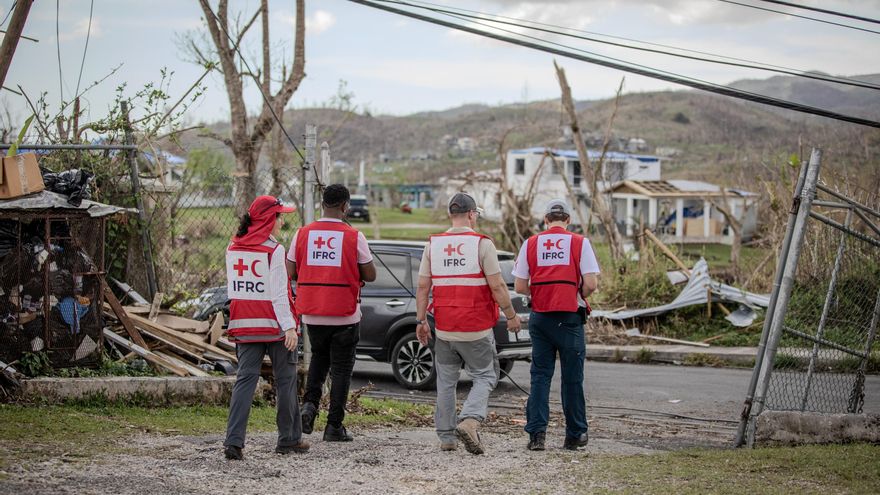 Fotografía del 15 de noviembre de 2025 cedida por la Federación Internacional de Sociedades de la Cruz Roja y de la Media Luna Roja (IFRC) que muestra integrantes durante labores de limpieza y rehabilitación de localidades, en Darliston (Jamaica). EFE/ Damien Fulton Naylor/ IFRC
