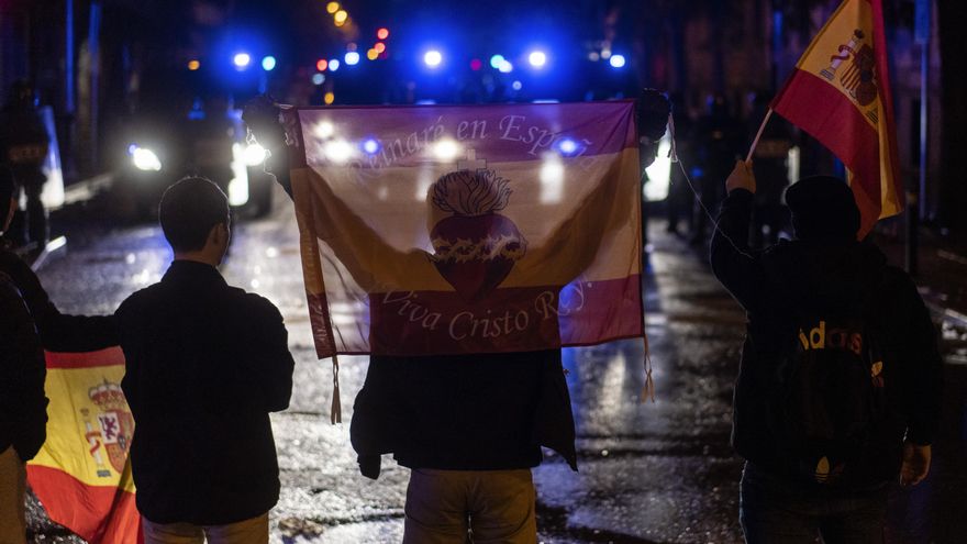 Concentración contra la amnistía en la sede del PSOE en Madrid el viernes 10 de noviembre.