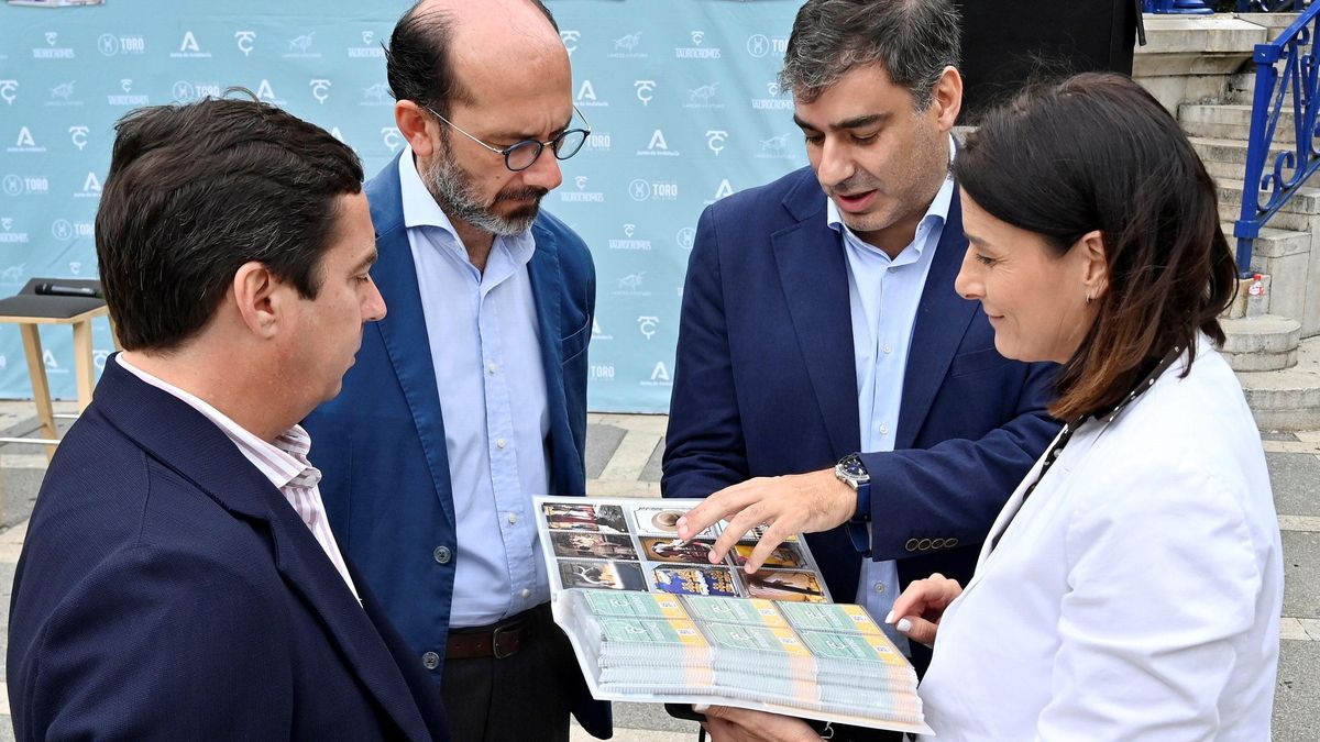 La alcaldesa de Santander observa el álbum 'TauroCromos'.