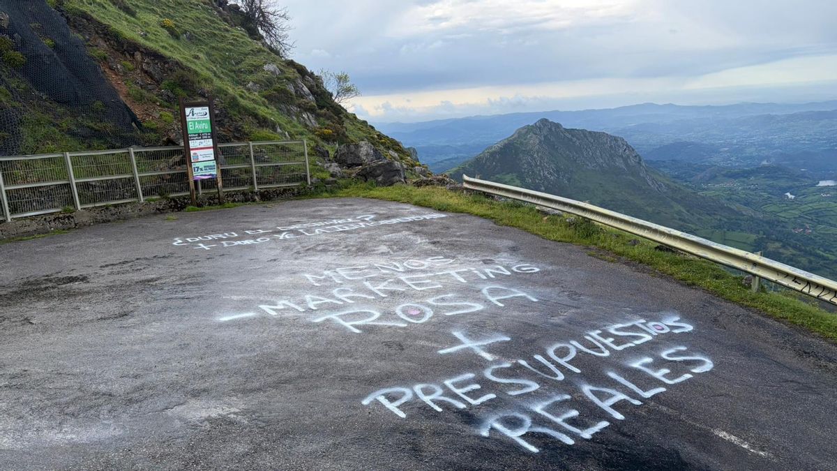 Vista de El Aviru, donde el mensaje advierte de la necesidad de que haya más presupuestos reales y menos márketing rosa.