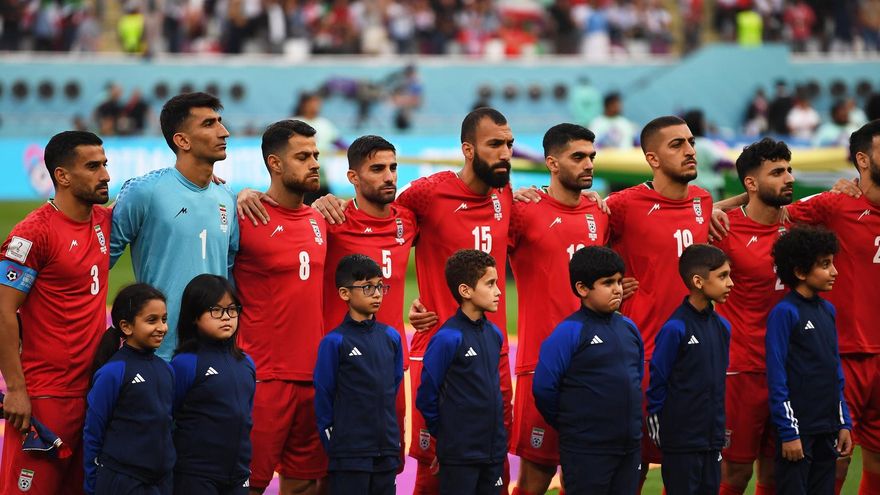 Irán amenaza con "cárcel o tortura" a las familias de sus jugadores en Qatar si vuelven a protestar