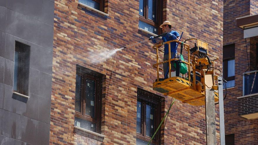 Un trabajador realiza tareas de limpieza en Córdoba, este martes 27 de junio de 2023
