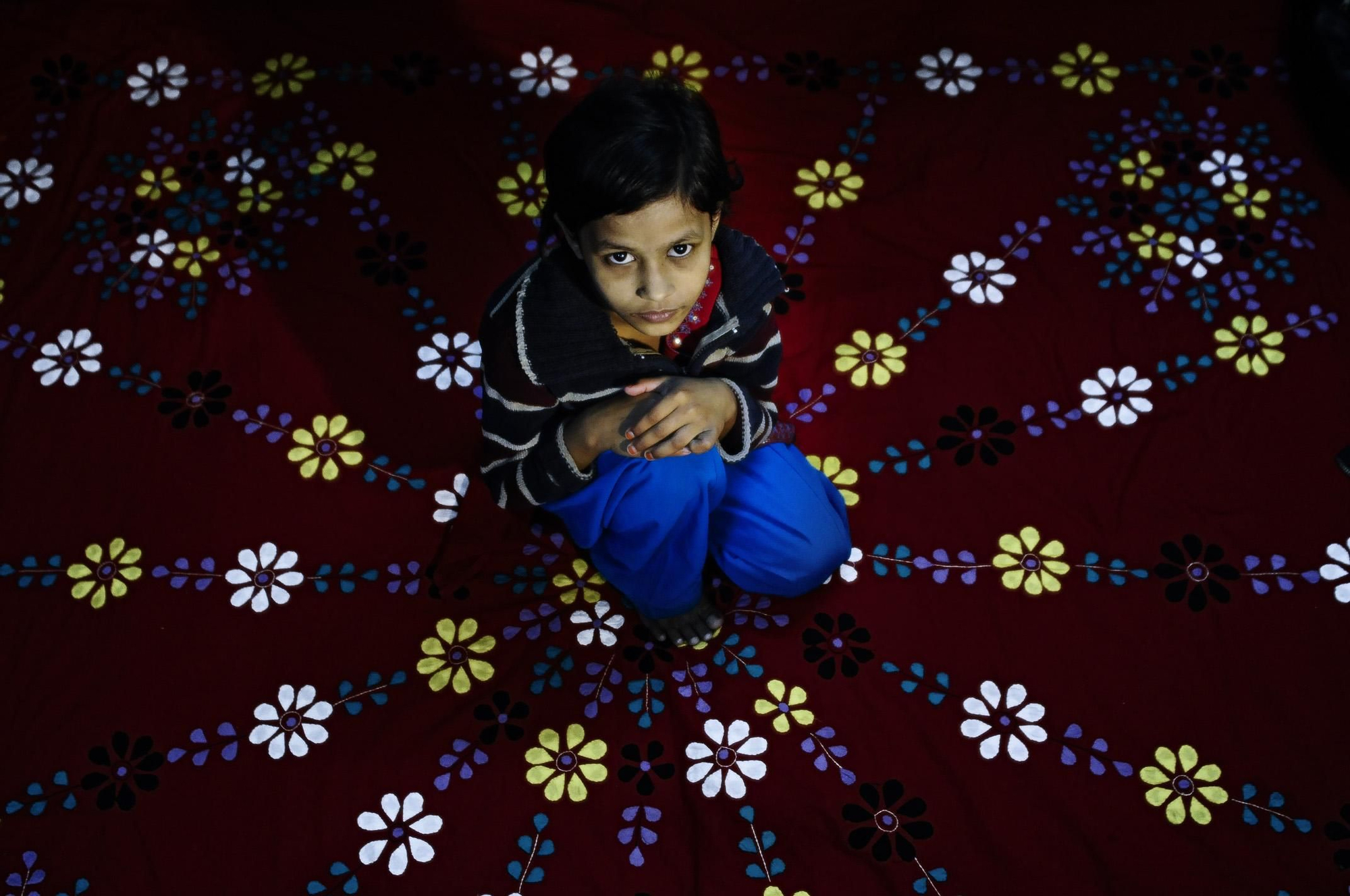 Mina, de 13 años, posa en uno de los 'hogares felices' de la ONG local Aparajeyo, financiada con fondos de la española Ayuda en Acción. Fue víctima de abuso en casa de la familia que le dio trabajo como empleada doméstica. / Zigor Aldama.