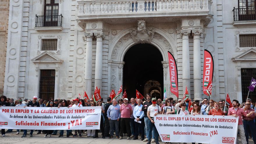 Miembros de la comunidad universitaria de la Hispalense piden a la Junta "suficiencia financiera ¡ya!"