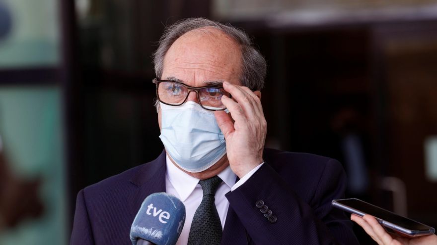 El  portavoz del PSOE en la Asamblea de Madrid, Ángel Gabilondo,atiende a la prensa tras registrar su formación una moción de censura en la Asamblea, con Gabilondo como candidato, después del anuncio de la presidenta de la Comunidad de Madrid, Isabel Díaz Ayuso (PP), de convocar elecciones anticipadas en la región, donde gobierna en coalición con Cs. EFE/ Chema Moya