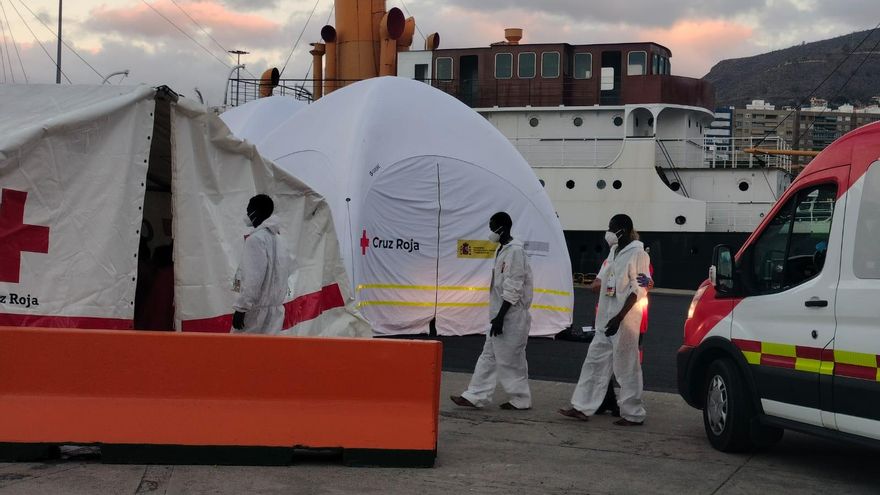 El crucero que rescató un cayuco perdido hacia Canarias: vida y muerte, lujo y pobreza, en un mismo barco