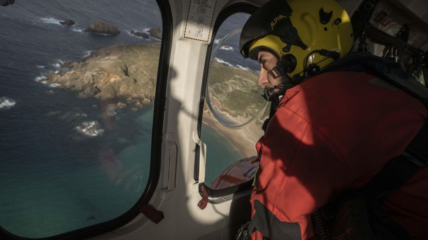 Helimer 401: así se vive desde un helicóptero la tarea imposible de avistar pellets en el mar
